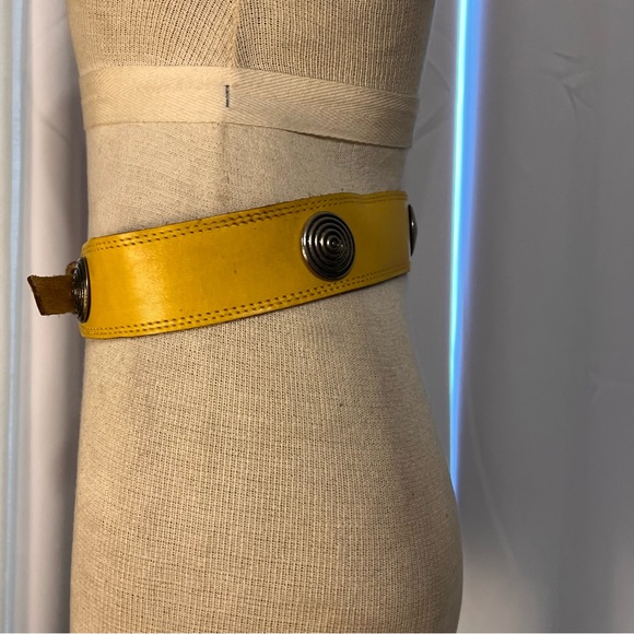 Vtg 90s 80s yellow leather concho belt with a southwestern style buckle set Sz M - Picture 7 of 16